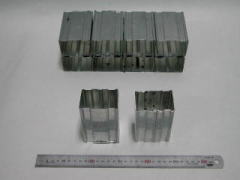 チャンネルカバー金型